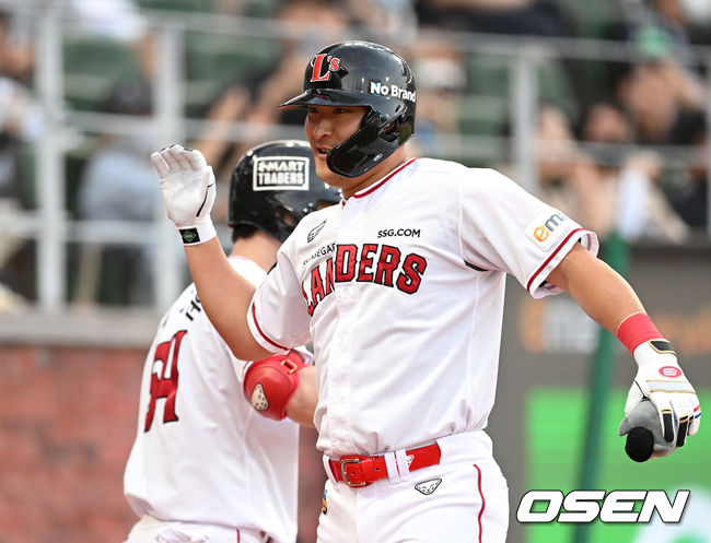 24일 오후 인천 SSG 랜더스필드에서 '2022 신한은행 SOL KBO 리그' SSG 랜더스와 롯데 자이언츠의 경기가 열렸다.3회말 무사에서 SSG 하재훈이 우중월 솔로 홈런을 치고 홈에서 이재원의 축하를 받고 있다. 2022.05.24 /sunday@osen.co.kr