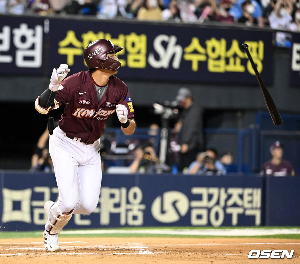 24일 서울 잠실구장에서 2022 신한은행 SOL KBO리그 LG 트윈스와 키움 히어로즈의 경기가 열렸다.6회초 1사 2,3루에서 키움 이정후가 역전 2타점 적시 3루타를 날리고 있다. 2022.05.24 /jpnews@osen.co.kr