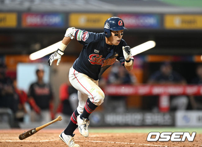 24일 오후 인천 SSG 랜더스필드에서 '2022 신한은행 SOL KBO 리그' SSG 랜더스와 롯데 자이언츠의 경기가 열렸다.8회초 1사에서 롯데 황성빈이 우전안타를 치고 그라운드를 달리고 있다. 2022.05.24 /sunday@osen.co.kr