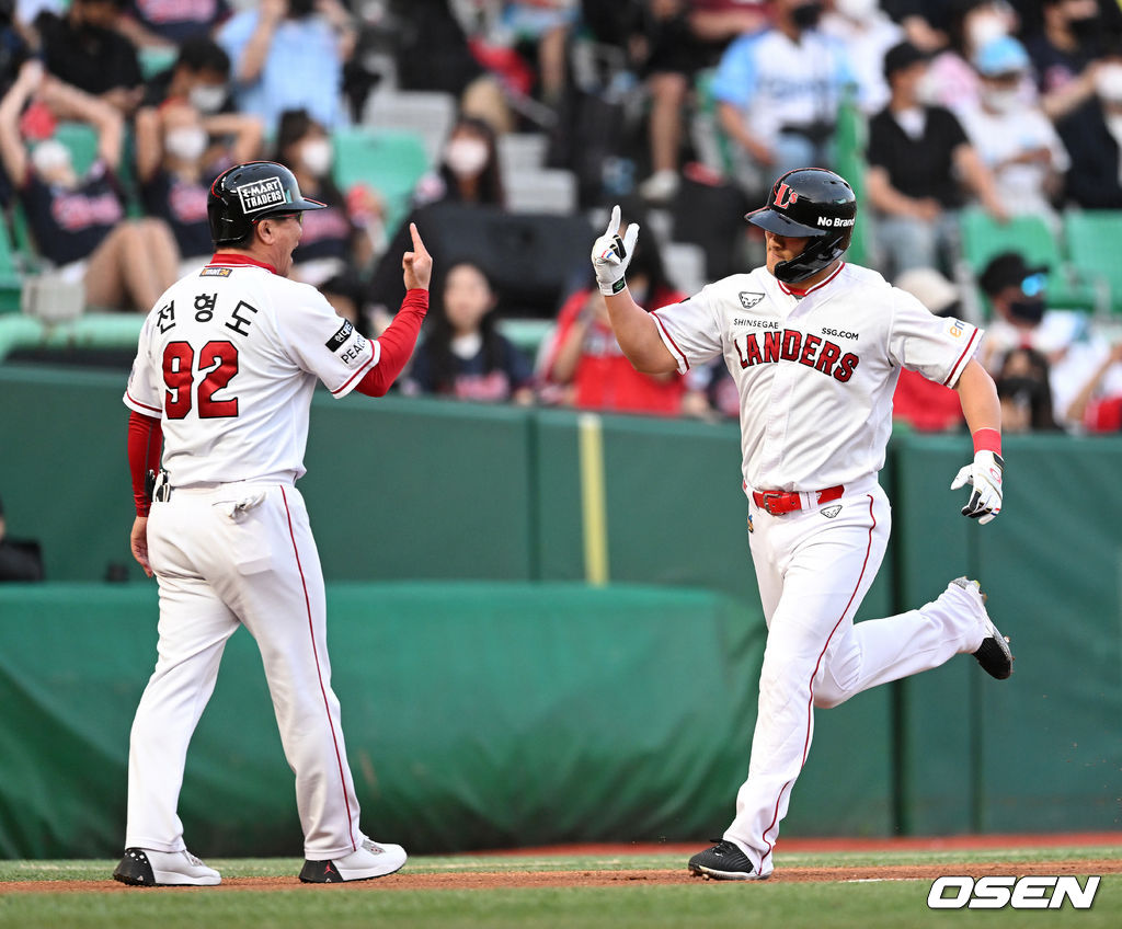 3회말 무사에서 KBO리그 데뷔 첫 홈런을 치고 전형도 코치와 세리머니 하는 SSG 하재훈. 2022.05.24 /sunday@osen.co.kr
