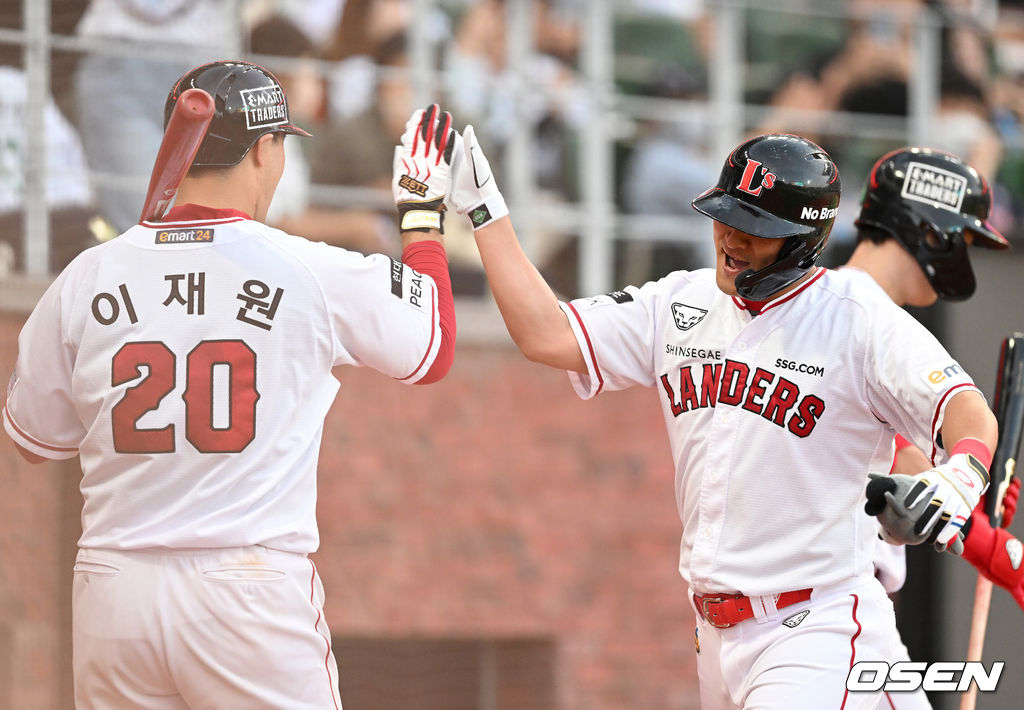 3회말 무사에서 KBO리그 데뷔 첫 홈런을 치고 이재원과 기쁨 나누는 SSG 하재훈. 2022.05.24 /sunday@osen.co.kr