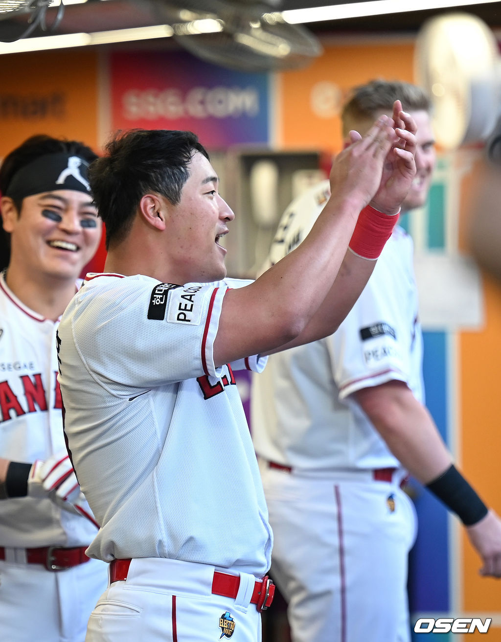 3회말 무사에서 KBO리그 데뷔 첫 홈런을 치고 더그아웃에서 자축하는 SSG 하재훈. 2022.05.24 /sunday@osen.co.kr