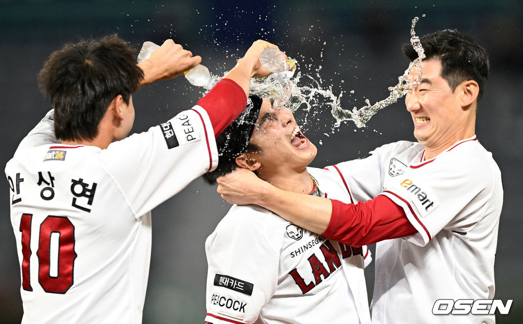 9회말 1사 만루에서 끝내기 사구를 얻어내고 동료들과 승리의 기쁨 나누는 SSG 최지훈. 2022.05.24 /sunday@osen.co.kr