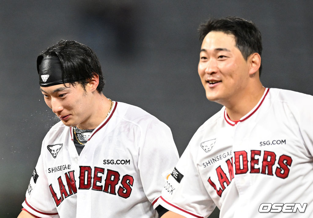 9회말 1사 만루에서 끝내기 사구를 얻어낸 SSG 최지훈과 승리의 기쁨 나누는 하재훈. 2022.05.24 /sunday@osen.co.kr