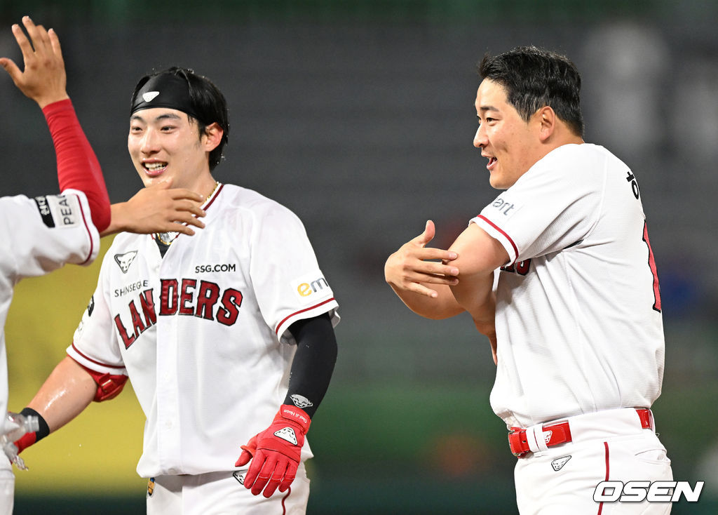 9회말 1사 만루에서 끝내기 사구를 얻어낸 SSG 최지훈과 승리의 기쁨 나누는 하재훈. 2022.05.24 /sunday@osen.co.kr