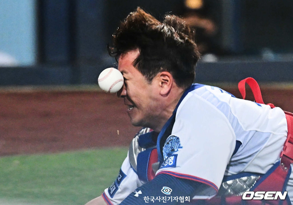 <이달의보도사진상 - 최우수상>12일 대구 삼성라이온즈파크에서 ‘2022 신한은행 SOL KBO리그’ 삼성 라이온즈와 한화 이글스의 경기가 열렸다.삼성 라이온즈 강민호가 7회초 한화 이글스 하주석의 기습 번트 파울볼을 잡으려 했으나 실패하고 있다<이석우기자/ 오 센/ 한국사진기자협회 - 무단전재 재배포금지>