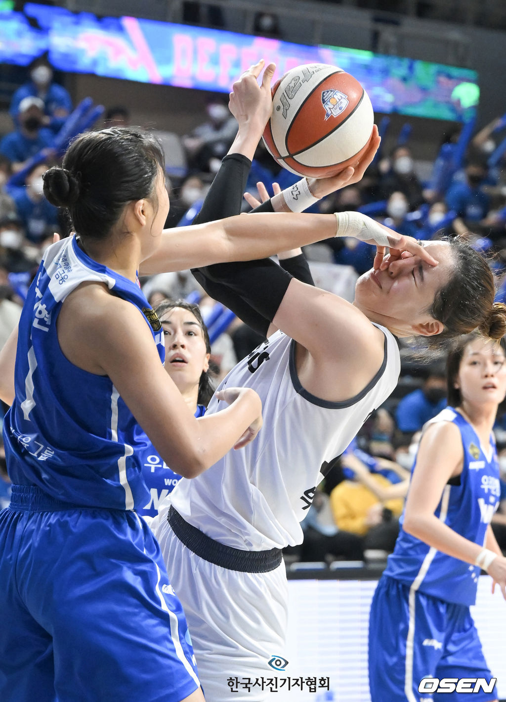 <이달의보도사진상 - 우수상>14일 아산이순신체육관에서 열린 아산 우리은행과 청주 KB스타즈의 2021-2022 여자프로농구 챔피언결정전 3차전, 3쿼터 KB스타즈 박지수가 우리은행 박지현에게 파울을 얻어내고 있다.<박준형기자/ 오 센/ 한국사진기자협회 - 무단전재 재배포금지>