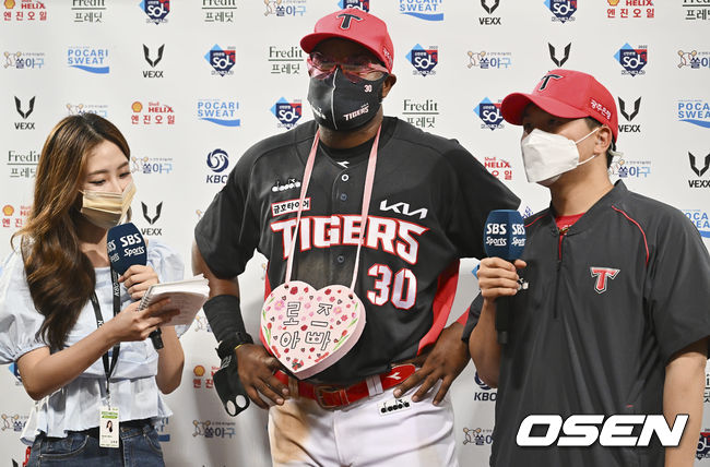 몇일 전 첫 딸을 얻은 KIA 타이거즈 소크라테스가 방송 인터뷰를 하고 있다. 2022.05.24 / foto0307@osen.co.kr