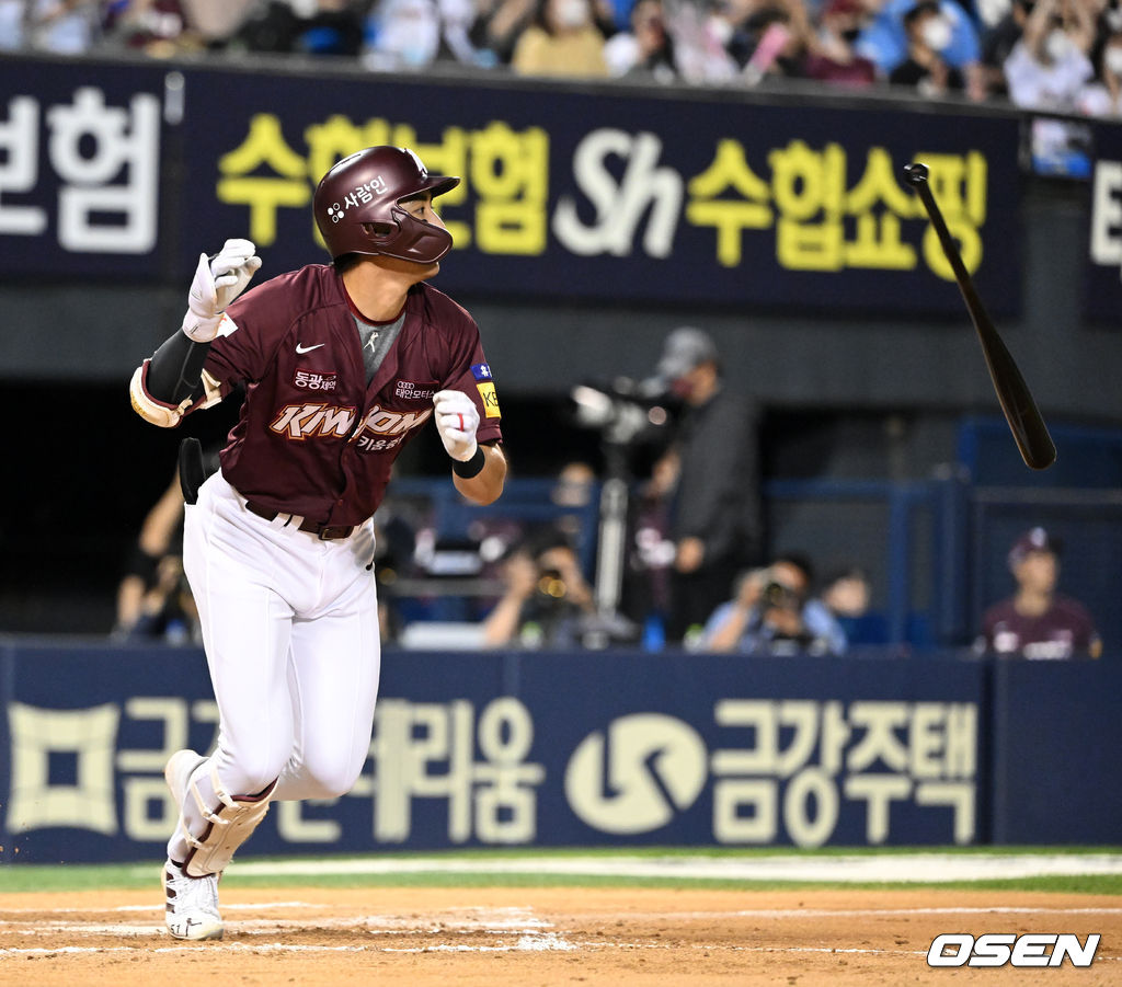 6회초 1사 2,3루에서 키움 이정후가 역전 2타점 적시 3루타를 날리고 있다. 2022.05.24 /jpnews@osen.co.kr