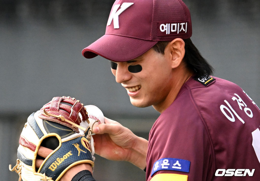 키움 이정후가 경기를 준비하며 미소짓고 있다. 2022.05.24 /jpnews@osen.co.kr