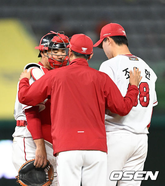 24일 오후 인천 SSG 랜더스필드에서 '2022 신한은행 SOL KBO 리그' SSG 랜더스와 롯데 자이언츠의 경기가 열렸다.7회초 1사 1,3루에서 마운드를 방문한 SSG 조웅천 코치가 이재원 조요한과 이야기를 나누고 있다. 2022.05.24 /sunday@osen.co.kr
