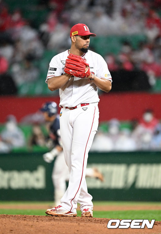 25일 오후 인천 SSG 랜더스필드에서 '2022 신한은행 SOL KBO 리그' SSG 랜더스와 롯데 자이언츠의 경기가 열렸다.7회초 무사에서 롯데 안치홍에게 좌월 솔로 홈런을 허용한 SSG 폰트가 아쉬워하고 있다. 2022.05.25 /sunday@osen.co.kr