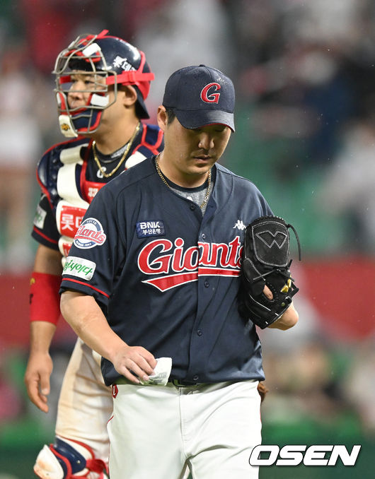 25일 오후 인천 SSG 랜더스필드에서 '2022 신한은행 SOL KBO 리그' SSG 랜더스와 롯데 자이언츠의 경기가 열렸다.4회말 1사 1,2루에서 롯데 이인복이 마운드를 내려가고 있다. 2022.05.25 /sunday@osen.co.kr