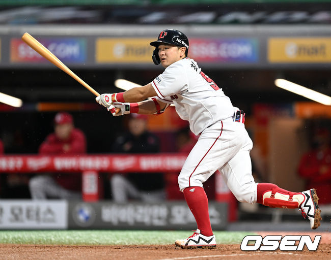 25일 오후 인천 SSG 랜더스필드에서 '2022 신한은행 SOL KBO 리그' SSG 랜더스와 롯데 자이언츠의 경기가 열렸다.4회말 1사 1루에서 SSG 최주환이 좌전 2루타를 치고 있다. 2022.05.25 /sunday@osen.co.kr