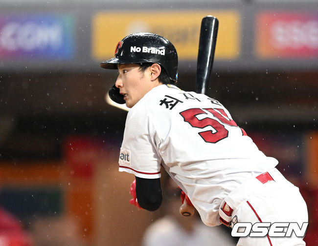 25일 오후 인천 SSG 랜더스필드에서 '2022 신한은행 SOL KBO 리그' SSG 랜더스와 롯데 자이언츠의 경기가 열렸다.4회말 1사 만루에서 적시타를 치고 있다. 2022.05.25 /sunday@osen.co.kr