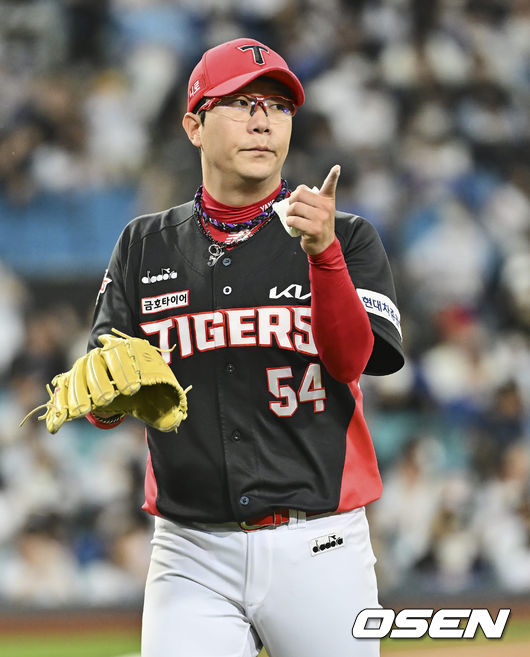 25일 대구 삼성라이온즈파크에서 ‘2022 신한은행 SOL KBO리그’ 삼성 라이온즈와 KIA 타이거즈의 경기가 열렸다.KIA 타이거즈 양현종이 4회말 수비를 무실점으로 막고 삼성 라이온즈 이원석의 어려운 타구를 잡은 나성범을 향해 감사표시를 하고 있다. 2022.05.25 / foto0307@osen.co.kr