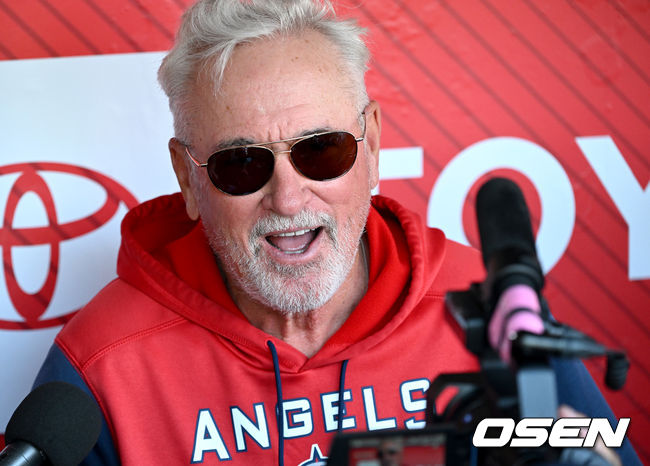 26일(이하 한국시간) 미국 캘리포니아주 애너하임 에인절 스타디움에서 ‘2022 메이저리그(MLB)' LA 에인절스와 텍사스 레인저스의 경기가 열린다.에인절스 조 매든 감독이 경기를 앞두고 취재진과 인터뷰를 갖고 있다. 2022.05.26