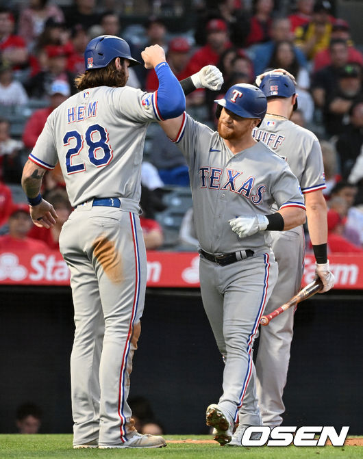 26일(이하 한국시간) 미국 캘리포니아주 애너하임 에인절 스타디움에서 ‘2022 메이저리그(MLB)' LA 에인절스와 텍사스 레인저스의 경기가 열렸다.4회초 1사 2루 상황 텍사스 콜 칼훈이 달아나는 투런포를 날리고 홈을 밟은 뒤 요나 하임과 하이파이브를 나누고 있다. 2022.05.26