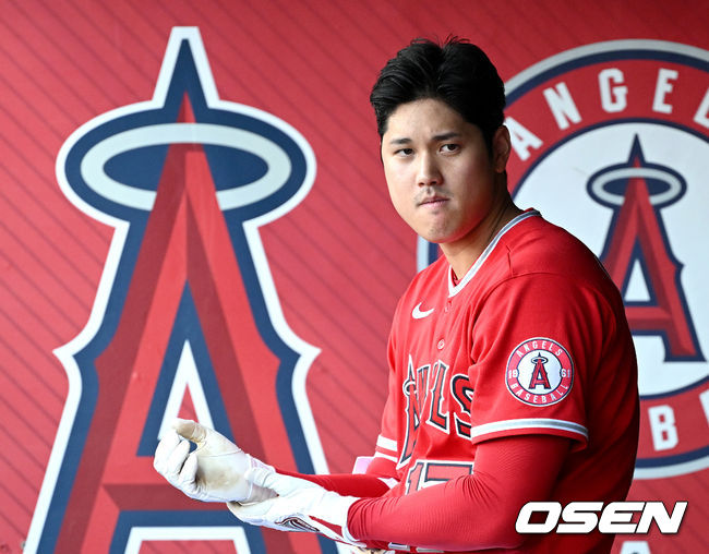 1번 지명타자로 나선 에인절스 오타니가 더그아웃에서 타석에 들어설 준비를 하고 있다. 2022.05.26 /dreamer@osen.co.kr