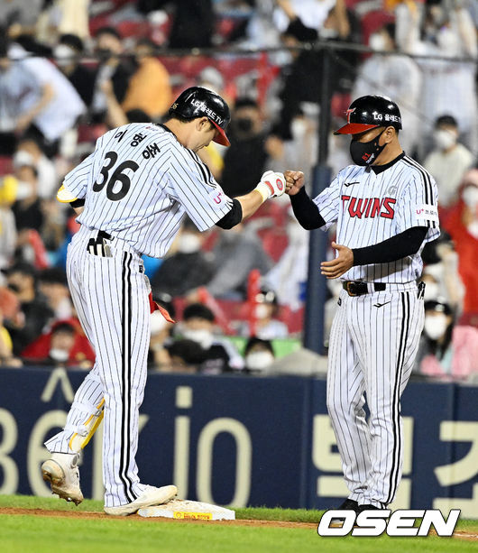 25일 키움-LG전, 6회말 1사 1루에서 LG 이형종이 우전안타를 날리고 김호 코치와 하이파이브를 하고 있다. 2022.05.25 /jpnews@osen.co.kr