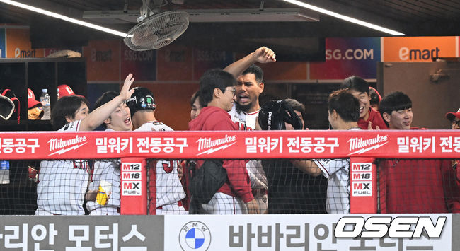 25일 오후 인천 SSG 랜더스필드에서 '2022 신한은행 SOL KBO 리그' SSG 랜더스와 롯데 자이언츠의 경기가 열렸다.5회말 2사 1,2루에서 SSG 오태곤이 좌월 스리런 홈런을 치고 더그아웃에서 동료들의 축하를 받고 있다. 2022.05.25 /sunday@osen.co.kr
