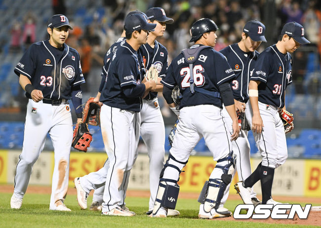 경기종료 후 두산 선수들이 승리의 기쁨을 나누고 있다.   2022.05.26 / soul1014@osen.co.kr