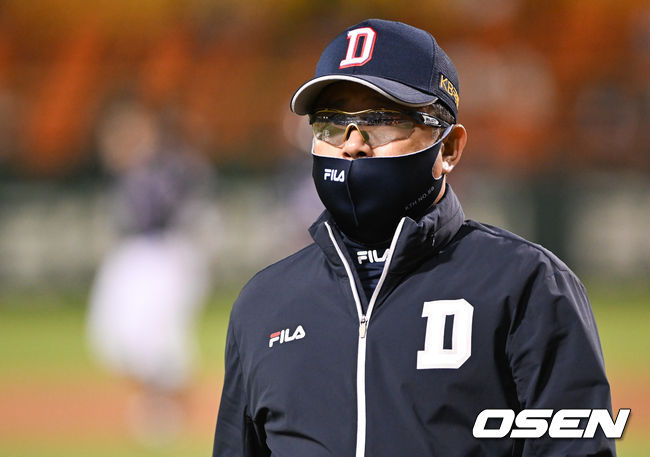 4회초 이닝종료 후 두산 김태형 감독이 수비교체 후 더그아웃으로 들어가고 있다. 2022.05.26 / soul1014@osen.co.kr