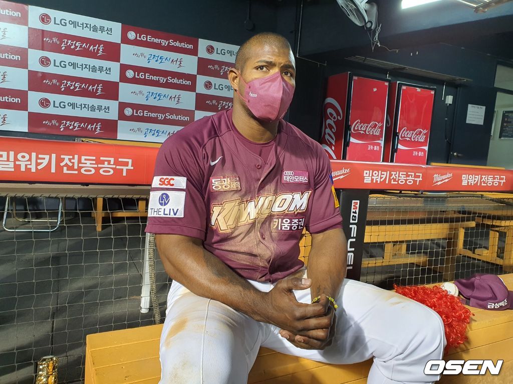 키움 외국인 타자 푸이그가 26일 LG전 승리 후 인터뷰를 하고 있다. /orange@osen.co.kr