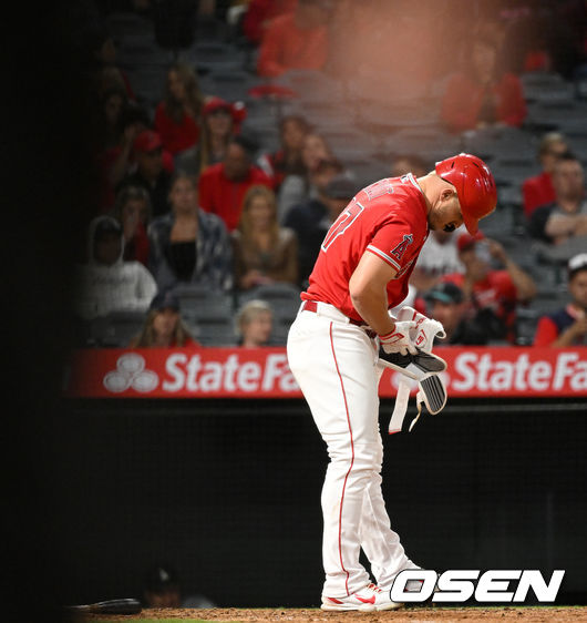 26일(이하 한국시간) 미국 캘리포니아주 애너하임 에인절 스타디움에서 ‘2022 메이저리그(MLB)' LA 에인절스와 텍사스 레인저스의 경기가 열렸다.8회말 2사 1루 상황 에인절스 마이크 트라웃이 삼진으로 물러나며 아쉬워하고 있다. 2022.05.26 /dreamer@osen.co.kr