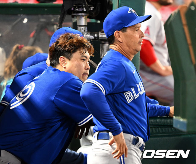 5회말 투구를 마친 토론토 선발 류현진이 더그아웃에서 몬토요 감독과 경기를 지켜보고 있다. 2022.05.27