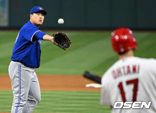 5회말 투구를 마친 토론토 선발 류현진이 더그아웃에서 관중석을 향해 인사하고 있다. 2022.05.27