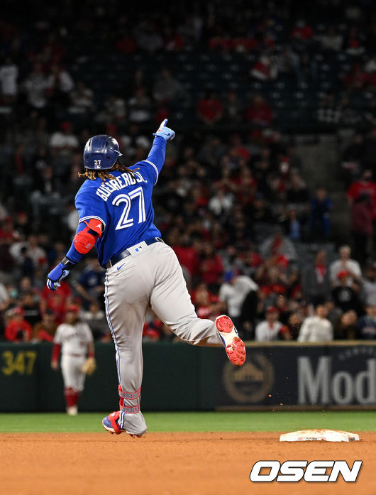 6회초 무사에서 토론토 게레로가 좌월 솔로포를 날리고 그라운드를 돌며 기뻐하고 있다. 2022.05.27 /dreamer@osen.co.kr