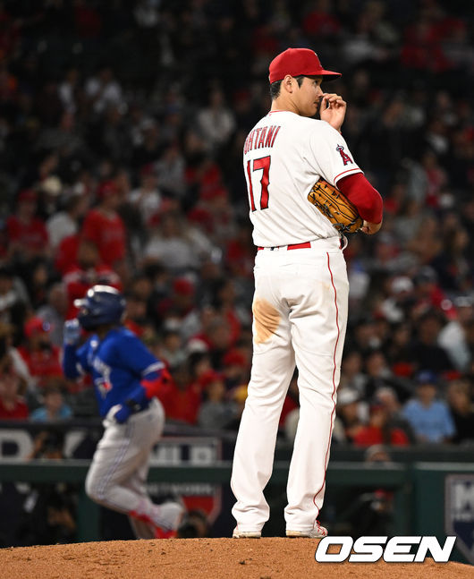 6회초 무사에서 에인절스 오타니가 토론토 게레로에게 좌월 솔로포를 허용하며 아쉬워하고 있다. 2022.05.27