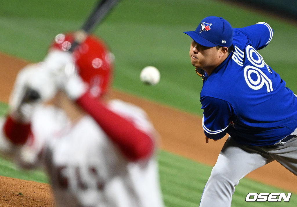 27일(이하 한국시간) 미국 캘리포니아주 애너하임 에인절 스타디움에서 ‘2022 메이저리그(MLB)' LA 에인절스와 토론토 블루제이스의 경기가 열렸다.토론토 류현진과 에인절스 ‘투타겸업’ 오타니 쇼헤이가 첫 선발 투수 맞대결을 벌인다. 투타겸업 오타니는 3번타자와 선발투수로 리얼 이도류에 나서 류현진과 진검승부에 나선다.5회말 2사에서 토론토 류현진이 에인절스 오타니를 상대하고 있다. 류현진은 오타니를 삼진 처리. 5이닝 2실점으로 시즌 2승 요건 갖추며 교체됐다 . 2022.05.27 /dreamer@osen.co.kr