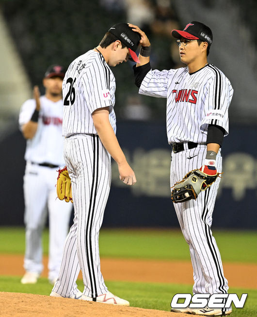 6회초 2사 2루에서 LG 이민호가 마운드를 내려가며 채은성, 루이즈의 격려를 받고 있다. 2022.05.27 /jpnews@osen.co.kr