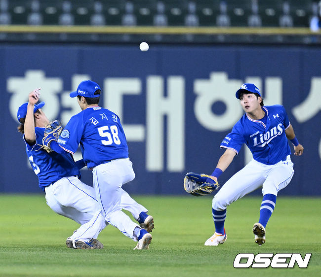4회말 1사 1루에서 삼성 유격수 오선진, 2루수 김지찬, 중견수 김현준이 LG 박해민의 중전 안타에 볼을 놓치고 있다. 2022.05.27 /jpnews@osen.co.kr