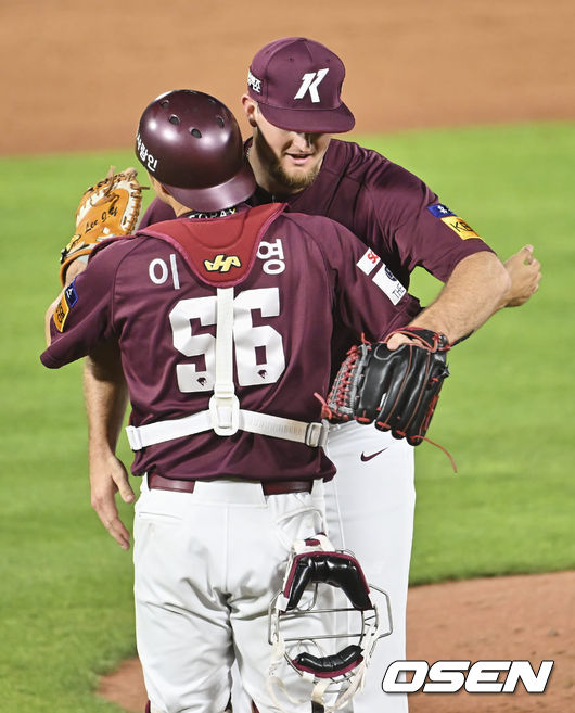 키움 히어로즈 애플러가 8-0 완봉승을 기록하고 이지영과 포옹을 하고 있다. 2022.05.27 / foto0307@osen.co.kr