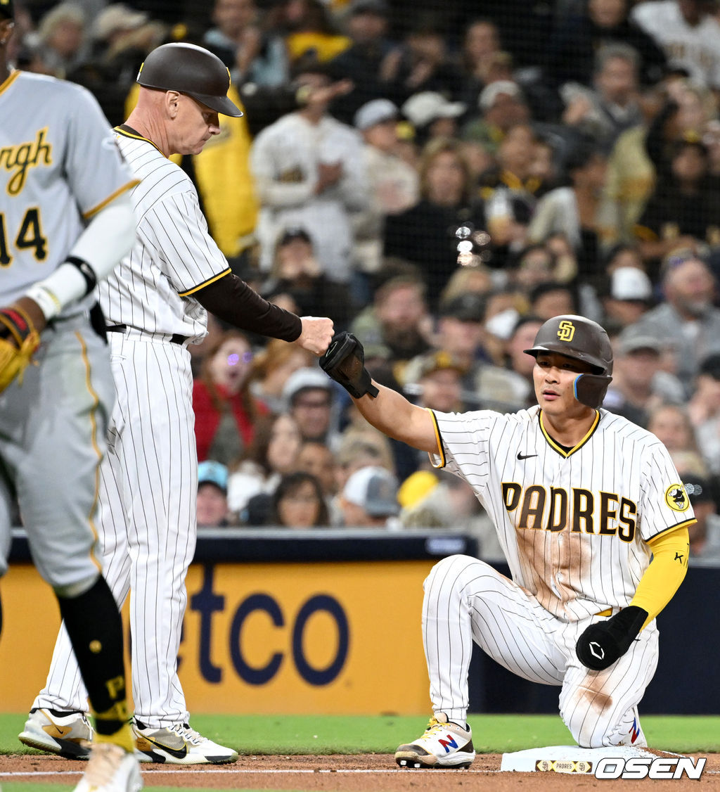 28일(한국시간) 미국 캘리포니아주 샌디에이고 펫코파크에서 ‘2022 메이저리그(MLB)' 샌디에이고 파드리스와 피츠버그 파이리츠의 경기가 열렸다.7회말 2사 2루 상황 샌디에이고 주릭슨 프로파 타석 때 주자 김하성이 상대 폭투를 틈타 3루로 내달려 슬라이딩 해 세이프됐다. 전 KIA 감독을 지낸 맷 윌리엄스 샌디에이고 3루 코치와 인사를 나누는 김하성. 2022.05.28 /dreamer@osen.co.kr