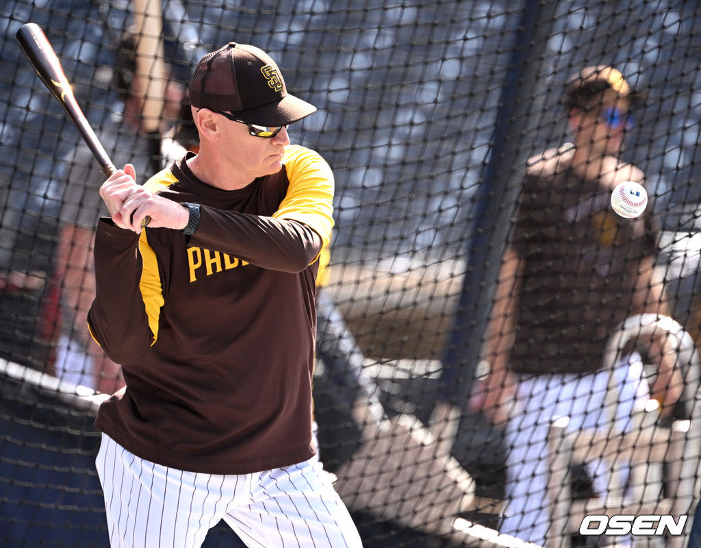 28일(한국시간) 미국 캘리포니아주 샌디에이고 펫코파크에서 ‘2022 메이저리그(MLB)' 샌디에이고 파드리스와 피츠버그 파이리츠의 경기가 열린다.전 KIA 감독을 지낸 샌디에이고 맷 윌리엄스 코치가 선수들에게 펑고를 쳐주고 있다. 2022.05.28 /dreamer@osen.co.kr
