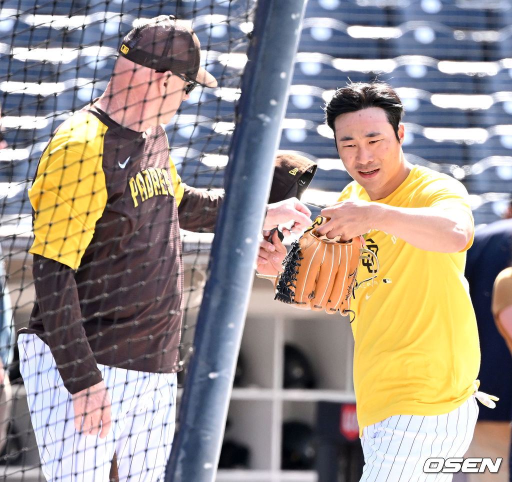 28일(한국시간) 미국 캘리포니아주 샌디에이고 펫코파크에서 ‘2022 메이저리그(MLB)' 샌디에이고 파드리스와 피츠버그 파이리츠의 경기가 열린다.수비 훈련을 마친 샌디에이고 김하성이 전 KIA 감독을 지낸 맷 윌리엄스 샌디에이고 코치와 인사를 나누고 있다. 2022.05.28 /dreamer@osen.co.kr