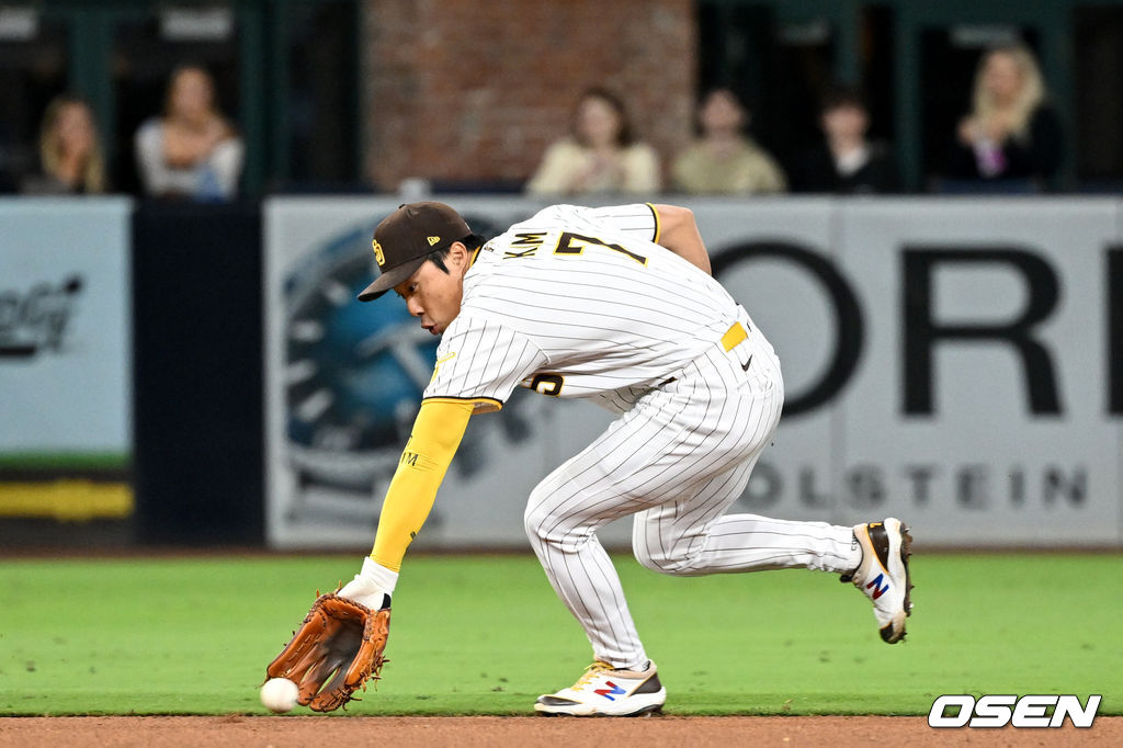 28일(한국시간) 미국 캘리포니아주 샌디에이고 펫코파크에서 ‘2022 메이저리그(MLB)' 샌디에이고 파드리스와 피츠버그 파이리츠의 경기가 열렸다.5회초 2사 주자없는 상황 피츠버그 레이놀드의 땅볼 때 샌디에이고 유격수 김하성이 타구를 잡아내고 있다. 2022.05.28 /dreamer@osen.co.kr