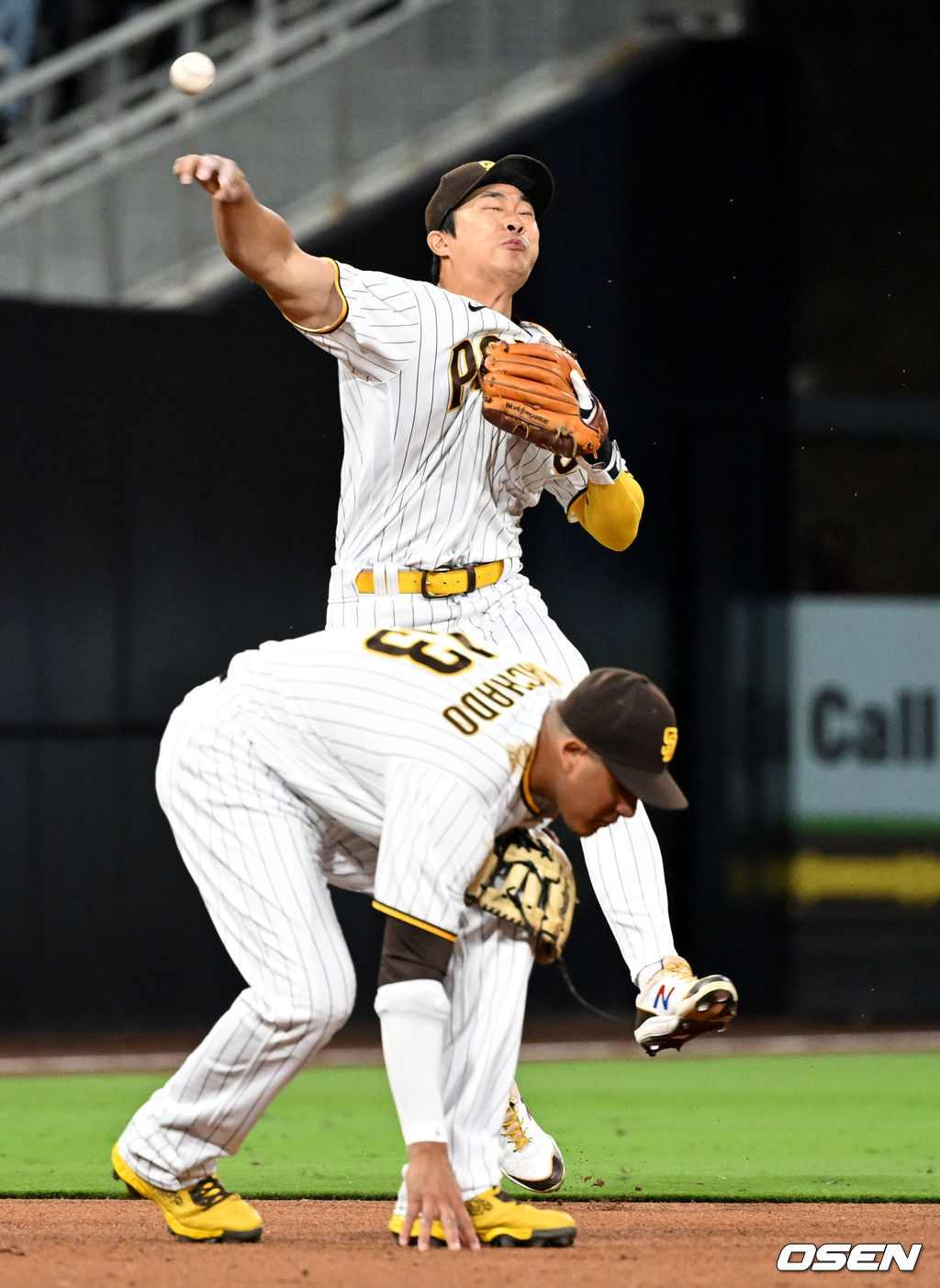 28일(한국시간) 미국 캘리포니아주 샌디에이고 펫코파크에서 ‘2022 메이저리그(MLB)' 샌디에이고 파드리스와 피츠버그 파이리츠의 경기가 열렸다.5회초 2사 주자없는 상황 피츠버그 레이놀드의 땅볼 때 샌디에이고 유격수 김하성이 타구를 잡아 1루로 송구하고 있다. 2022.05.28 /dreamer@osen.co.kr