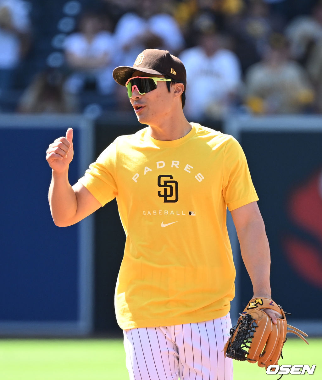 샌디에이고 파드리스 김하성(27)이 안타를 치진 못했지만 깔끔한 수비와 빈틈을 파고드는 주루로 홈팬들을 열광시켰다. 김하성은 28일(이하 한국시간) 미국 캘리포니아주 샌디에이고 펫코파크에서 열린 2022 메이저리그 피츠버그 파이어리츠와의 홈경기에 7번타자 유격수로 선발출장, 3타수 무안타 1볼넷을 기록했다. 이날 경기는 샌디에이고가 4-3으로 역전승했다. 6회 루크 보이트의 좌월 스리런 홈런으로 동점을 만든 샌디에이고는 8회 매니 마차도의 볼넷과 에릭 호스머의 안타로 만든 무사 1,2루에서 윌 마이어스가 중전 적시타로 결승타의 주인공이 됐다. 선발 머나야도 7인이 4피안타(!피홈런) 3볼넷 5탈삼진 3실점으로 승리 발판을 마련했다. 9회 마무리 테일러 로저스가 1점차 리드를 지키며 시즌 17세이브째. 경기를 앞두고 샌디에이고 김하성이 훈련 중 동료들에게 인사하고 있다. 2022.05.28 /dreamer@osen.co.kr