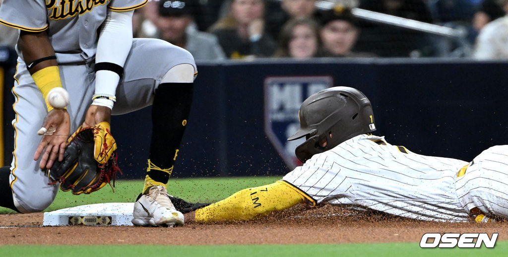 28일(한국시간) 미국 캘리포니아주 샌디에이고 펫코파크에서 ‘2022 메이저리그(MLB)' 샌디에이고 파드리스와 피츠버그 파이리츠의 경기가 열렸다.7회말 2사 2루 상황 샌디에이고 주릭슨 프로파 타석 때 주자 김하성이 상대 폭투를 틈타 3루로 내달려 슬라이딩 해 세이프되고 있다. 2022.05.28 /dreamer@osen.co.kr