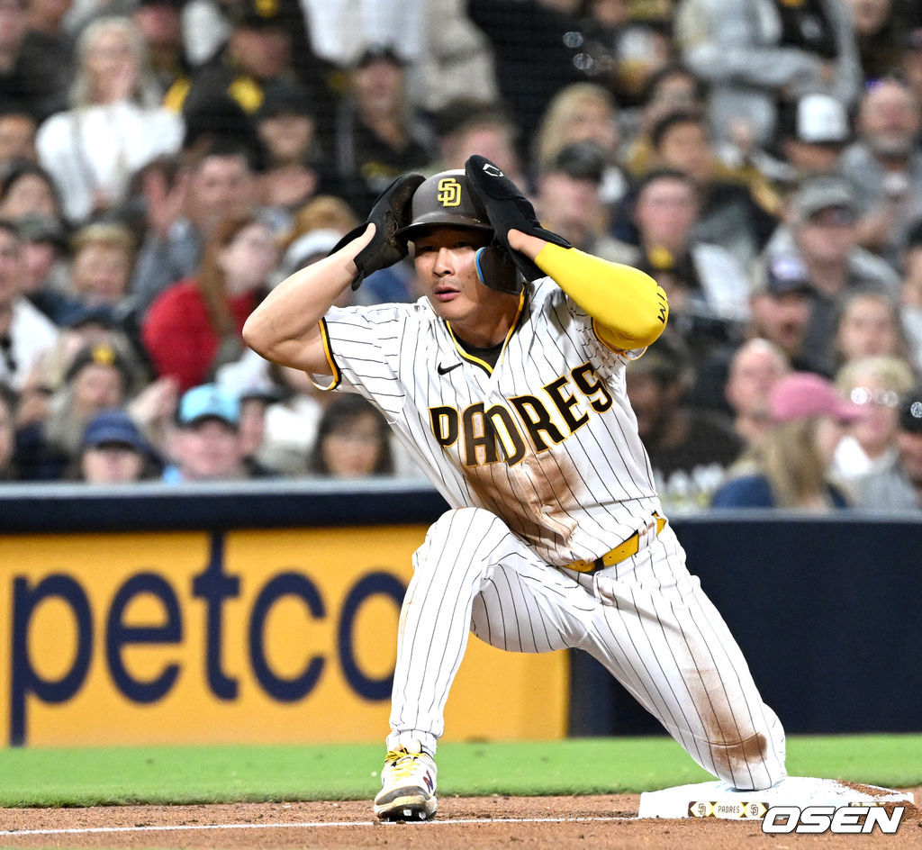 28일(한국시간) 미국 캘리포니아주 샌디에이고 펫코파크에서 ‘2022 메이저리그(MLB)' 샌디에이고 파드리스와 피츠버그 파이리츠의 경기가 열렸다.7회말 2사 2루 상황 샌디에이고 주릭슨 프로파 타석 때 주자 김하성이 상대 폭투를 틈타 3루로 내달려 슬라이딩 해 세이프 된 뒤 헬멧을 고쳐쓰고 있다. 2022.05.28 /dreamer@osen.co.kr