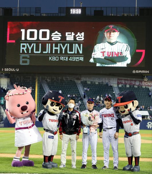 류지현 감독이 28일 통산 100승을 거둔 후 김인석 LG 트윈스 대표이사, 주장 오지환과 기념 사진을 찍고 있다. /LG 트윈스 제공