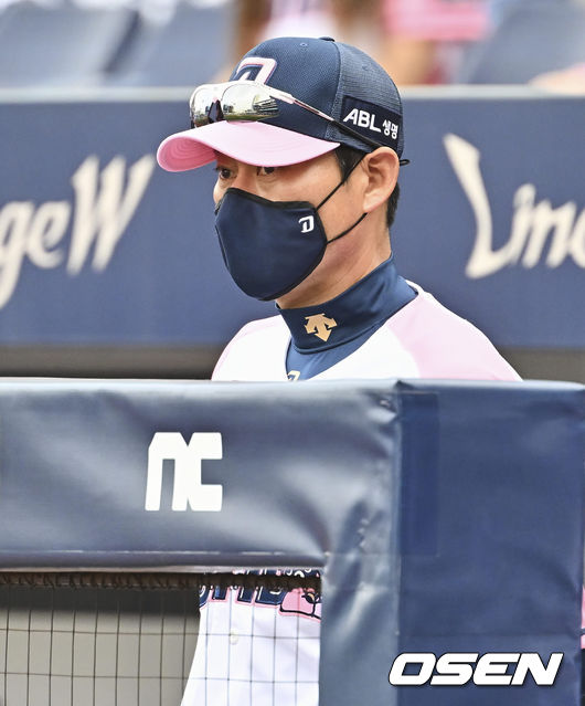 NC 다이노스 강인권 감독대행이 경기를 지켜보고 있다. 2022.05.28 / foto0307@osen.co.kr