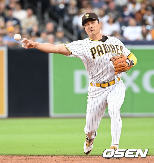 3회초 무사 선두타자로 나선 피츠버그 스윈스키의 땅볼 때  타구를 잡은 샌디에이고 유격수 김하성이 1루로 송구하고 있다. 2022.05.28 /dreamer@osen.co.kr