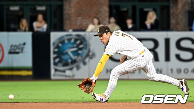 5회초 2사 주자없는 상황 피츠버그 레이놀드의 땅볼 때 샌디에이고 유격수 김하성이 타구를 잡아내고 있다. 2022.05.28 /dreamer@osen.co.kr