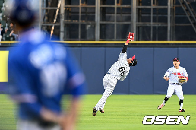 LG 송찬의가 뜬공 타구를 잡아내고 있다. /OSEN DB